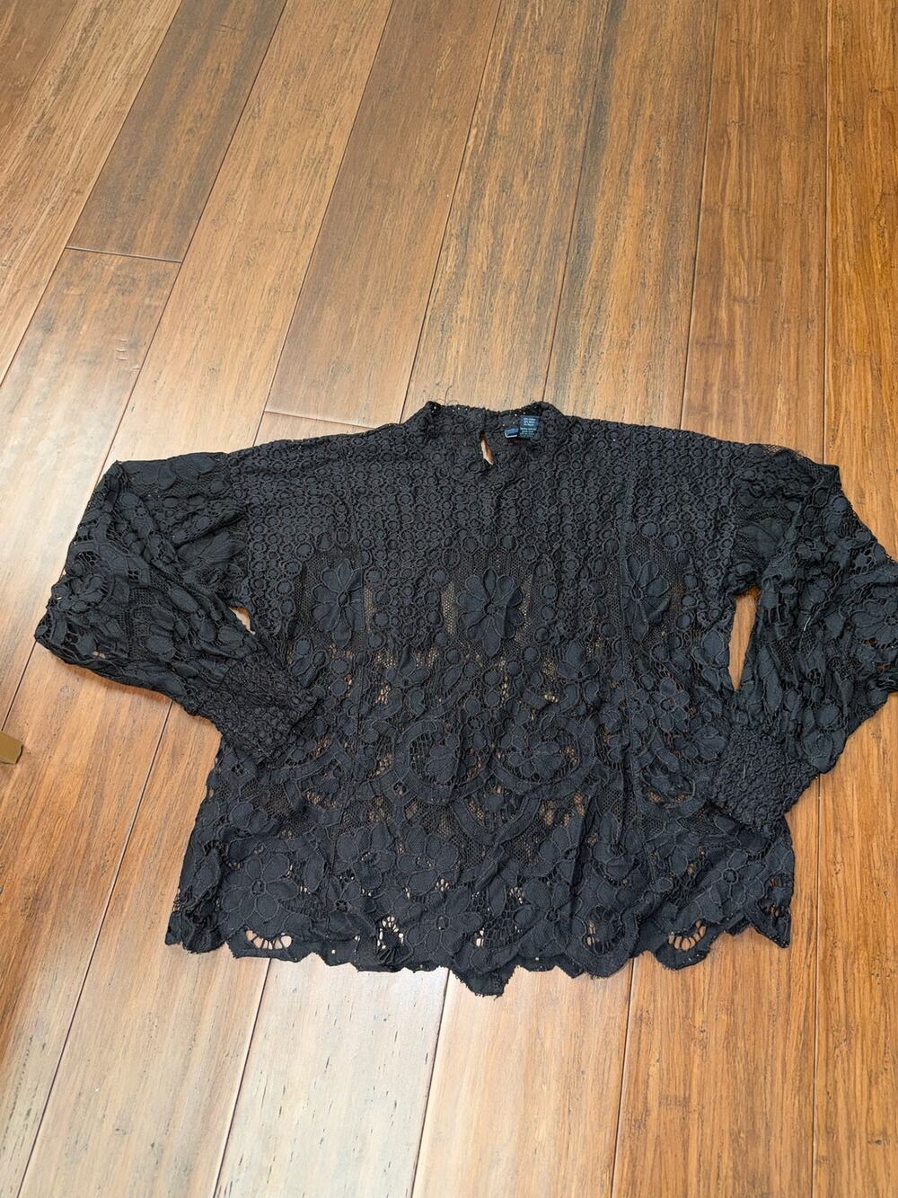 Black lace top blouse Buckle Daytrip medium